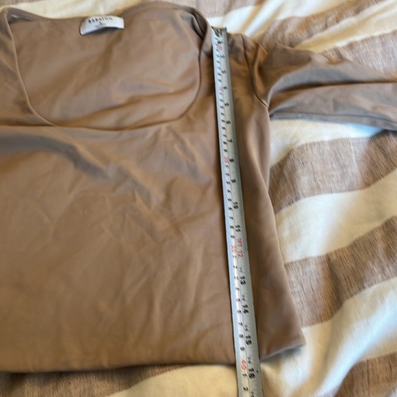 Aritzia Babaton Contour scoop neck long sleeve Tan Size Medium - Picture 9 of 10